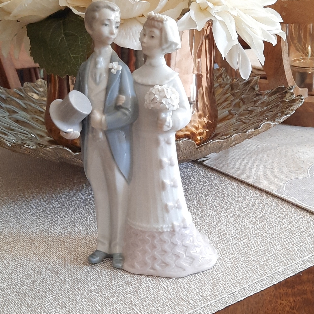 Lladro Bride and Groom figurine